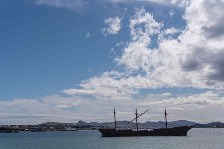Islas Falkland o Malvinas 037 - Lady Elizabeth shipwreck.jpg